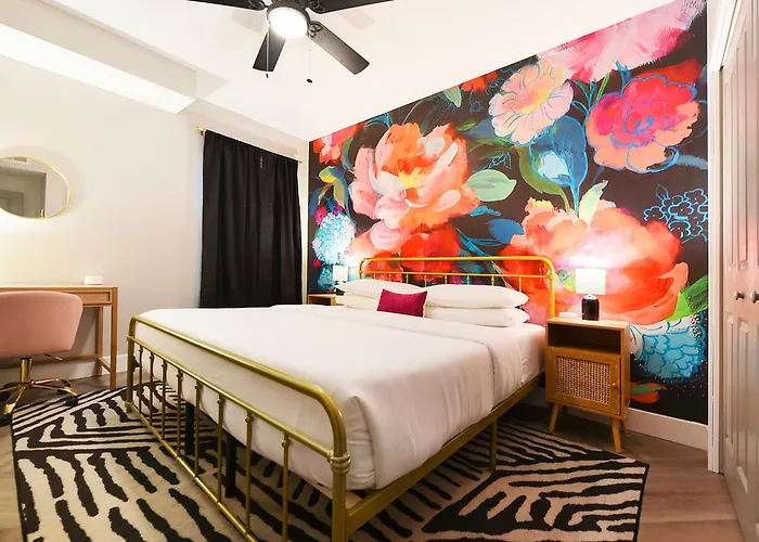 Hostwise - 2 King Beds, Free Street Parking, North Side Gem Holiday home Pittsburgh