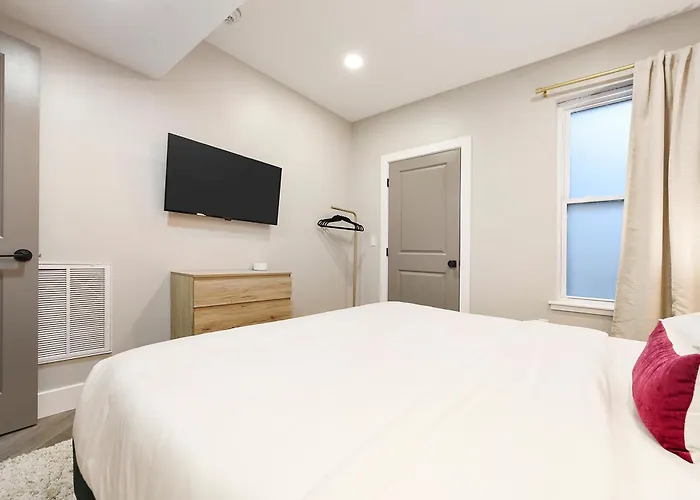 Hostwise - 2 King Beds, Free Street Parking, North Side Gem Holiday home Pittsburgh