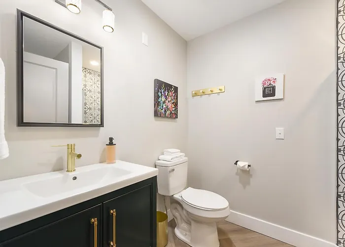 Hostwise - 2 King Beds, Free Street Parking, North Side Gem Holiday home Pittsburgh
