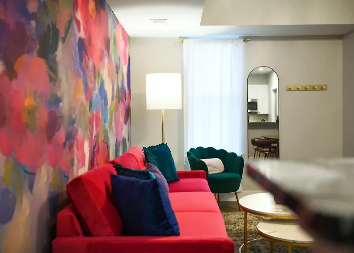 Hostwise - 2 King Beds, Free Street Parking, North Side Gem Holiday home Pittsburgh