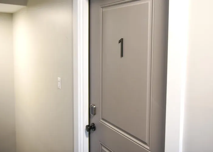 Hostwise - 2 King Beds, Free Street Parking, North Side Gem