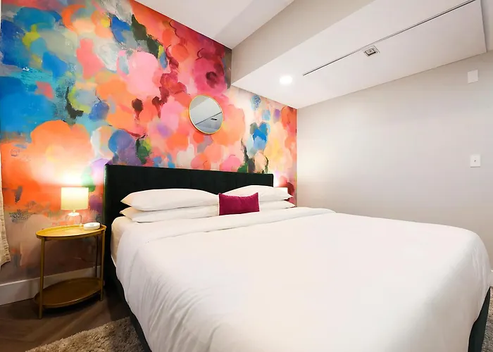 Hostwise - 2 King Beds, Free Street Parking, North Side Gem