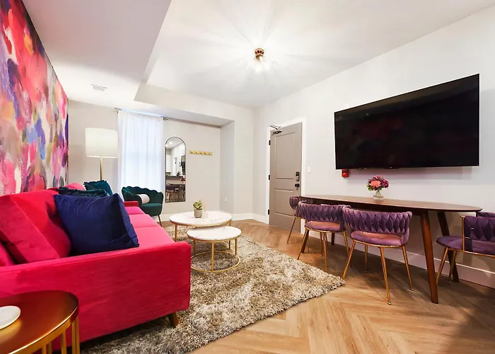 Holiday home Hostwise - 2 King Beds, Free Street Parking, North Side Gem *